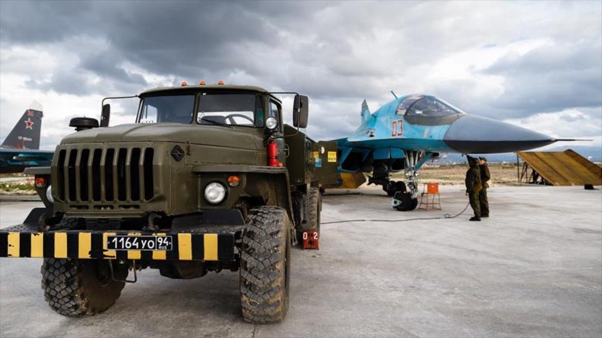Cazas rusos Su-24 desplegados en el aeródromo de la ciudad costera siria de Latakia.
