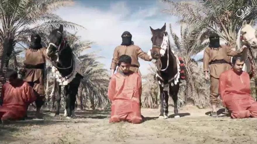 Captura de pantalla del vídeo de ejecución de tres iraquíes por tres verdugos a caballo.