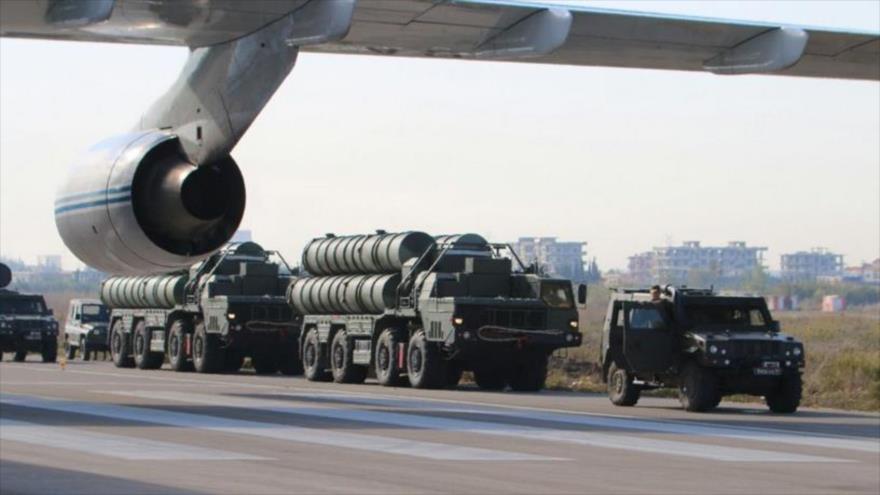 Sistemas de defensa antiaéreos S-400, de fabricación rusa, desplegados en la base aérea de Hmeimim en Latakia (Siria).