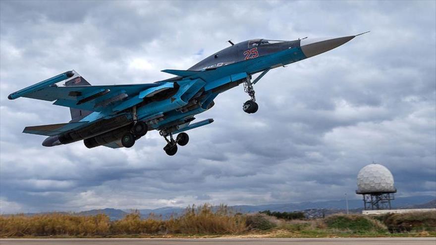 Cazabombardero ruso tipo Su-34 despega desde la base aérea de Hmeimim en Latakia (Siria).