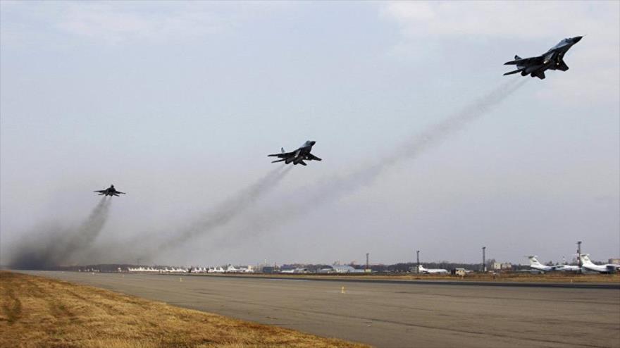 Aviones militares despegan de la base aérea rusa Chkalovski.