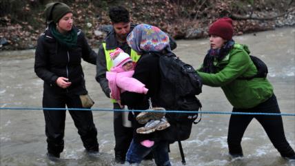 Cientos de migrantes logran entrar a Macedonia cruzando un río