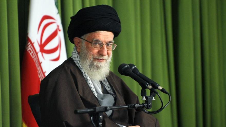 El Líder de la Revolución Islámica de Irán, el ayatolá Seyed Ali Jamenei, habla durante una reunión con integrantes de la Escuela Teológica de la ciudad de Qom (sur de Teherán), 15 de marzo de 2016.
