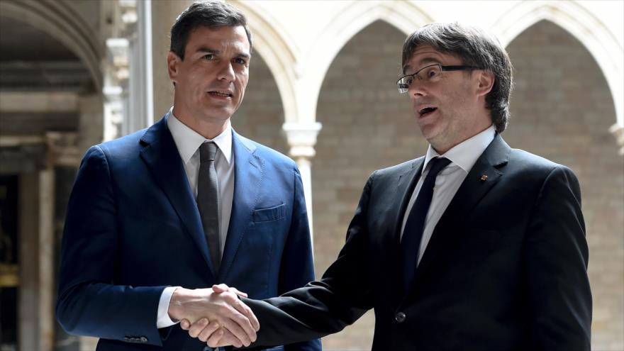 El líder del PSOE, Pedro Sánchez (izqda.), y el presidente de la Generalitat, Carles Puigdemont, tras una reunión en Cataluña (noreste de España), 15 de marzo de 2016.