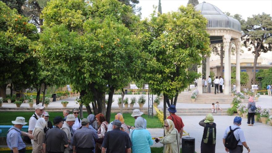 Turistas extranjeros visitan la tumba del gran poeta persa Hafez en la ciudad de Shiraz, sur de Irán.