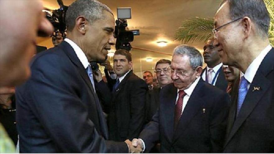 Barack Obama (izda.), presidente de EE.UU., estrecha la mano de su par cubano, Raúl Castro.