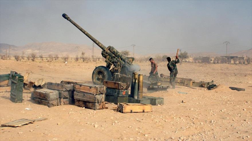 Fuerzas sirias lanzan fuego de artillería contra posiciones de Daesh en Palmira.