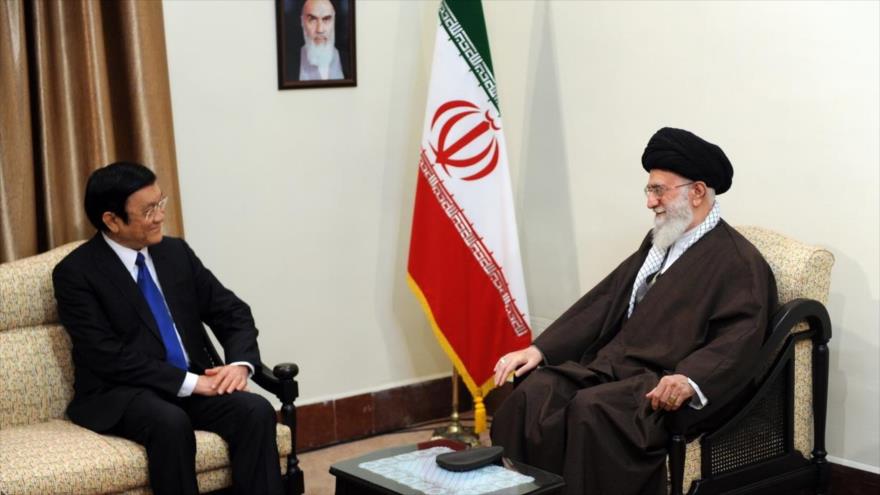 El Líder de la Revolución Islámica de Irán, el ayatolá Seyed Ali Jamenei (dcha.), reunido con el presidente de Vietnam, Truong Tan Sang, en Teherán, capital iraní. 15 de marzo de 2016
