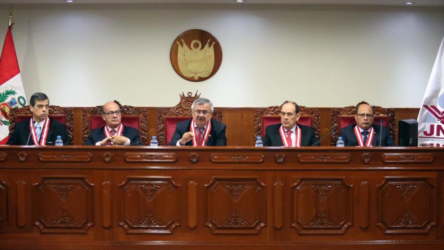 Los miembros del Jurado Nacional de Elecciones (JNE) decidieron en sesión privada invalidar las candidaturas de Julio Guzmán (Todos por el Perú) y de César Acuña (Alianza para el Progreso), 14 marzo 2016.