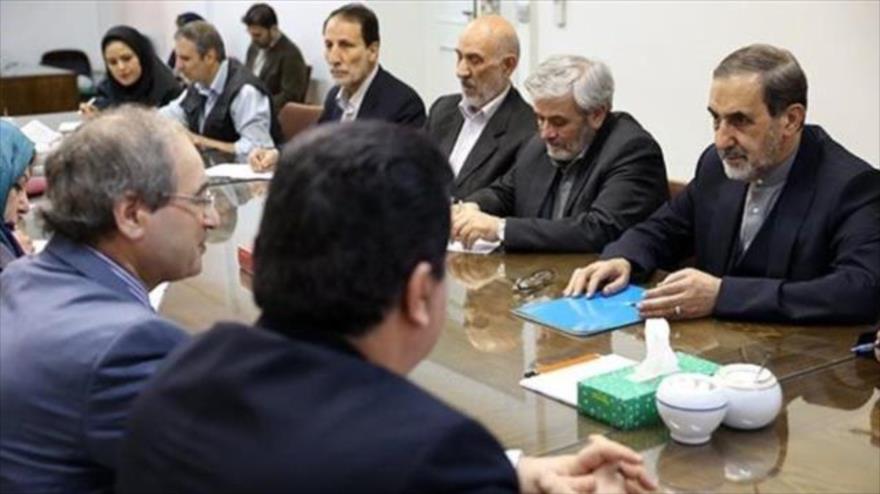 El director del Centro de Estudios Estratégicos del Consejo de Discernimiento del Sistema de la República Islámica de Irán, Ali Akbar Velayati (dcha.), reunido con el vicecanciller sirio, Faisal al-Miqdad, 15 de marzo de 2016.