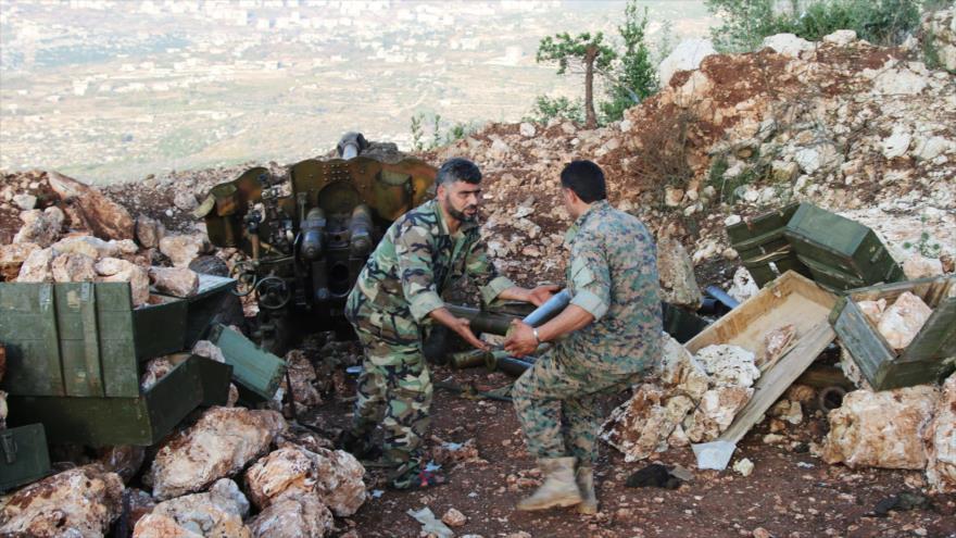 Soldados del Ejército sirio cargan balas de cañon en la provincia de Latakia.