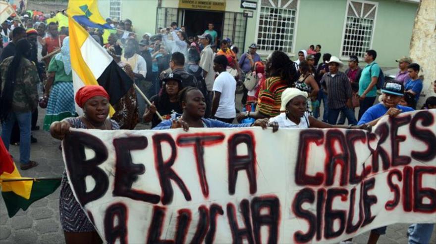 Una multitud espera el féretro de la indígena Berta Cáceres, asesinada la madrugada del jueves pasado en su casa de la colonia El Líbano, en La Esperanza, Intibucá. 