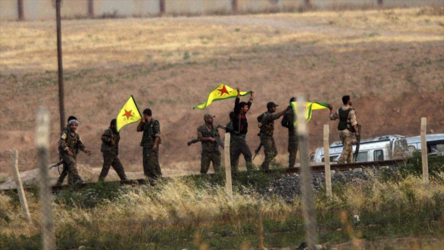 Fuerzas de las Unidades de Protección Popular (YPG, por sus siglas en kurdo) se movilizan cerca de la frontera turca.