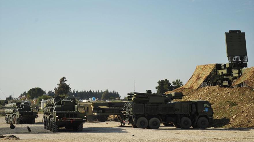 Sistemas de defensa antiaéreos S-400, de fabricación rusa.