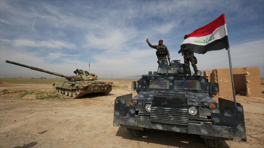 Fuerzas de seguridad iraquíes sobre un vehículo blindado en el desierto de Samarra, durante una operación destinada a retomar áreas bajo control del grupo terrorista EIIL (Daesh, en árabe).