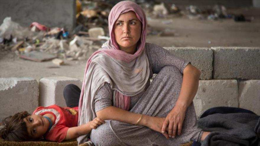 Una mujer y su niña de la minoría kurda izadi en Irak.