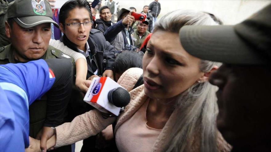 Gabriela Zapata es trasladada a prisión, en el marco de una causa por tráfico de influencias.