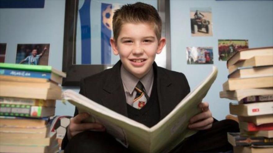 Kian Hamer, el niño británico de 11 años cuyo CI supera al de Einstein y Hawking.