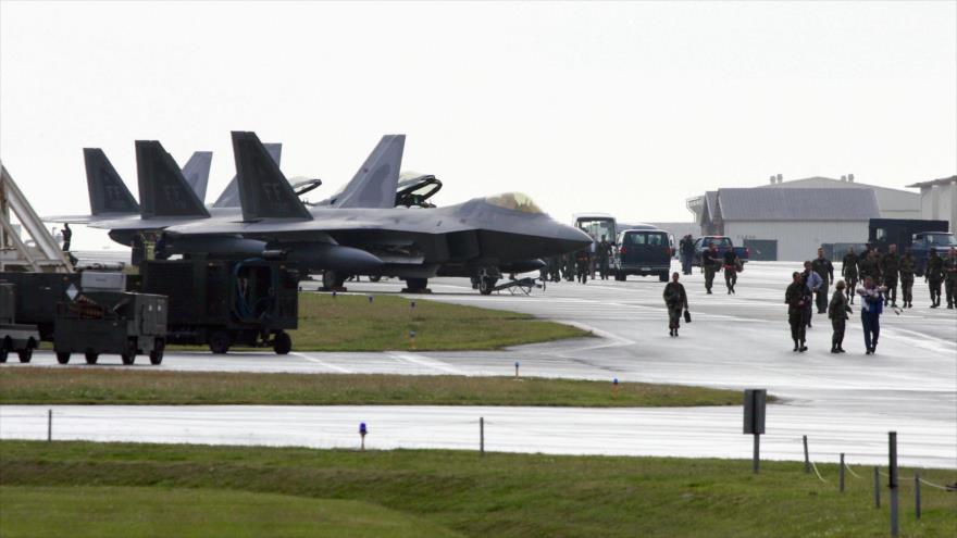 Aviones de combate F-22 de EE.UU. se encuentran en la base aérea norteamericana de Kadena, en la isla japonesa de Okinawa.