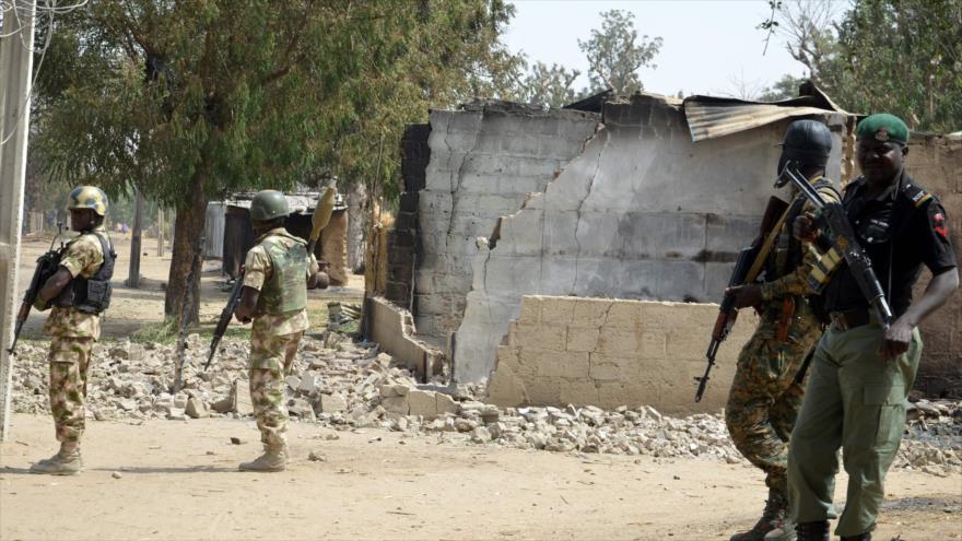 Fuerzas de seguridad nigerianas vigilan una escena de crimen, donde ocurrió un atentado terrorista.