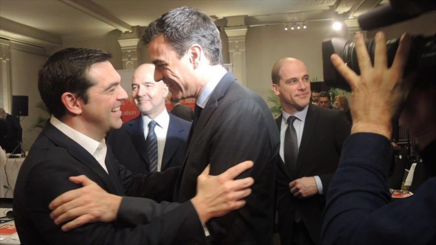 El primer ministro de Grecia, Alexis Tsipras (izda), saluda al líder del PSOE, Pedro Sánchez, en el marco de una cumbre de líderes socialistas europeos en Bruselas (Bélgica), 17 de marzo de 2016.