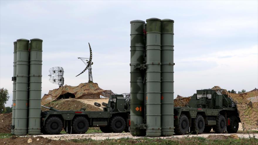 Sistemas rusos de defensa antiaérea 
S-400, desplegados en la base aérea de Hmeimim, en Latakia (Siria).
