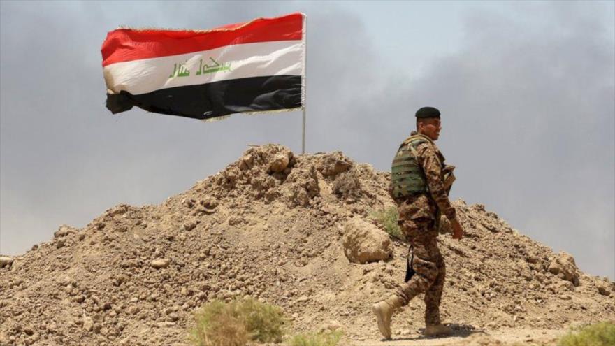 Bandera iraquí instalada en una zona recuperada por el Ejército en Al-Anbar, en el oeste de Irak.