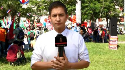 Campesinos realizan una multitudinaria marcha en Paraguay