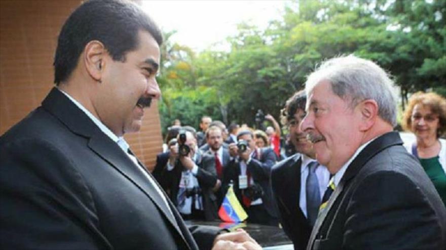 Nicolás Maduro (izda.), jefe de Gobierno de Venezuela, junto al expresidente brasileño Lula da Silva.