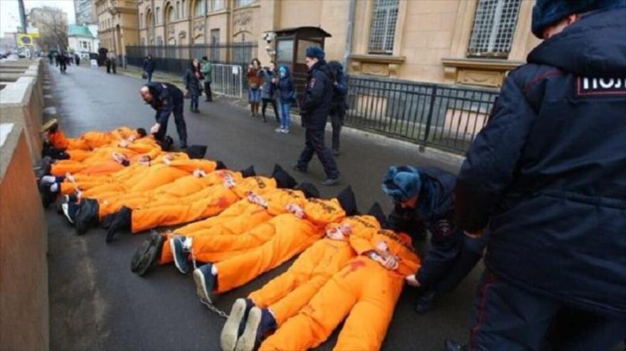 Activistas rusos demandan el cierre de la cárcel de Guantánamo frente a la embajada de EE.UU. en Moscú, capital rusa, 17 de marzo de 2016.
