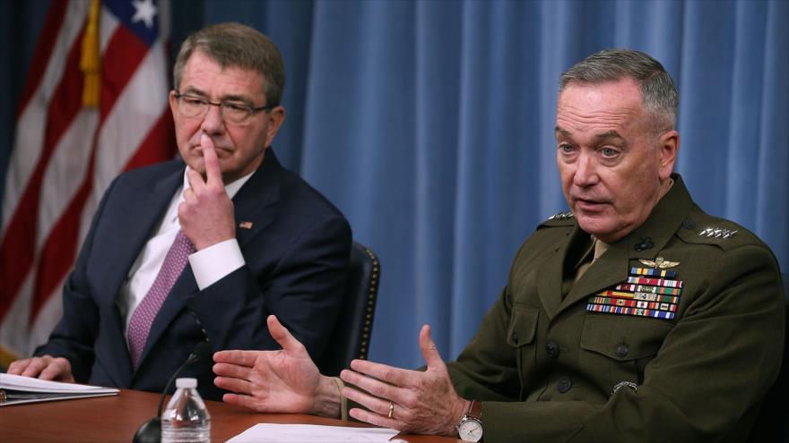 El jefe del Estado Mayor Conjunto de las Fuerzas Armadas de EE.UU., el general Joseph Dunford (dcha.), junto al secretario de Defensa, Ashton Carter(izda.), 18 de marzo de 2016.