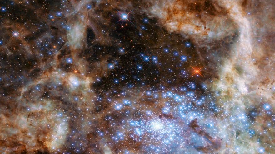 Imagen captada por el telescopio espacial Hubble, estrellas monstruosas en el cúmulo estelar R136.