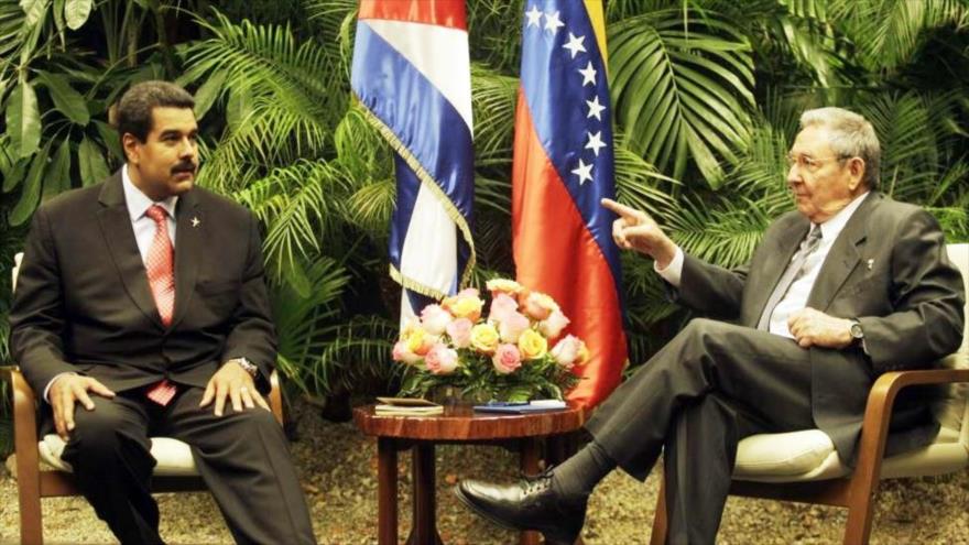 El presidente de Venezuela, Nicolás Maduro (izda.) durante una reunión con su homólogo cubano, Raúl Castro, en la ciudad capitalina de La Habana.