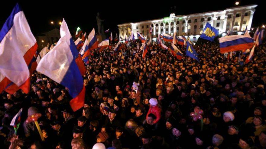 Los habitantes de Crimea celebrando la adhesión de esta península a la Federación Rusa, 17 de marzo de 2014.