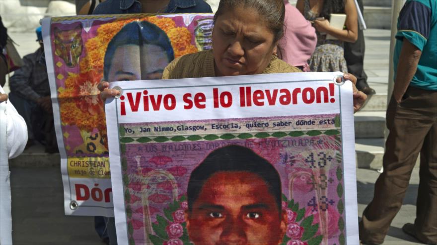 Familiares de los 43 estudiantes que desaparecieron en Iguala, se reunieron en el monumento a Benito Juárez en la Ciudad de México, 22 de febrero 2016.