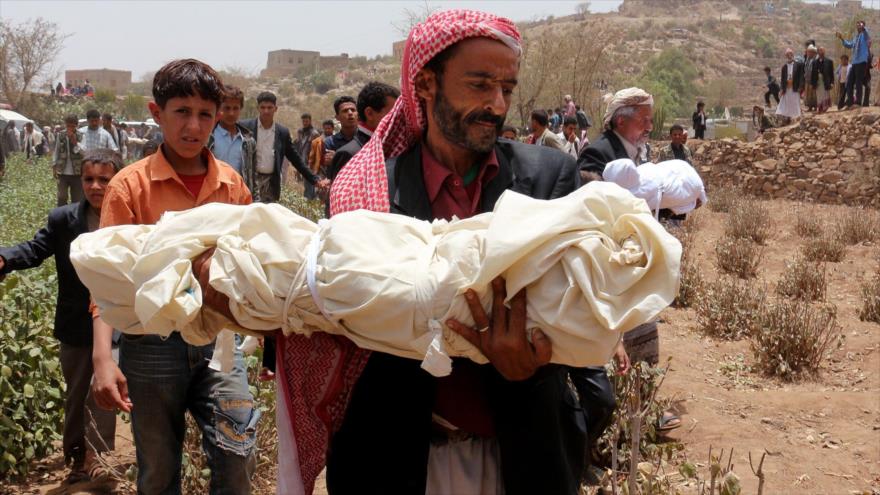 Un yemení lleva el cuerpo sin vida de su hijo muerto en un ataque aéreo de cazas saudíes.