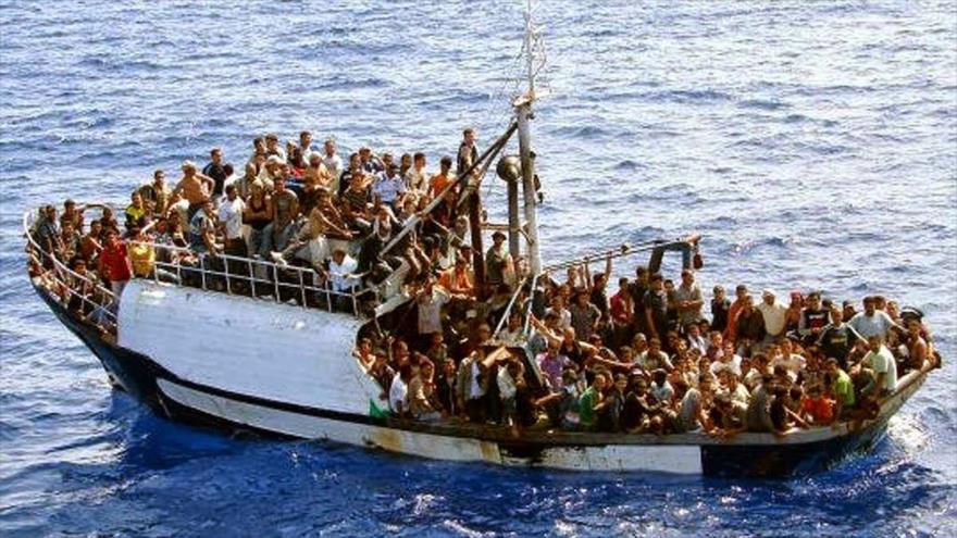 Migrantes a bordo de una embarcación tratando de alcanzar Europa desde las costas de Libia.