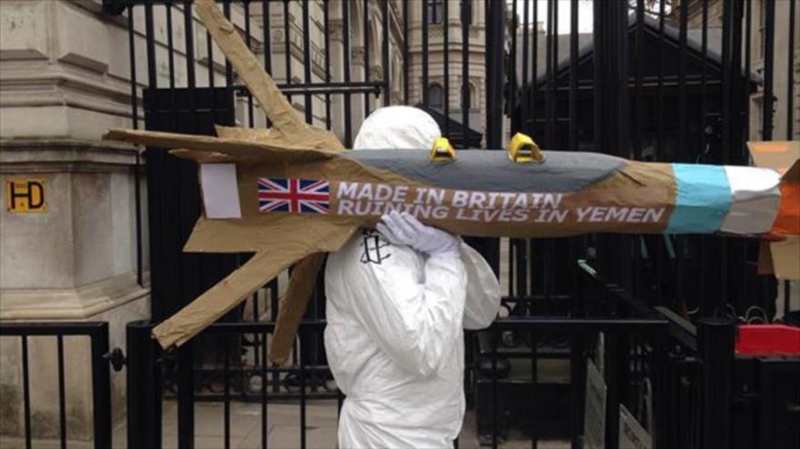 Un manifestante en Londres (capital británica) lleva una réplica del misil Paveway IV, con las palabras "construido en Gran Bretaña, se cobran vidas en Yemen", 18 de marzo de 2016.