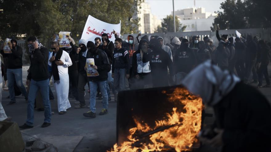 Manifestantes bareníes protestan contra el régimen Al Jalifa.