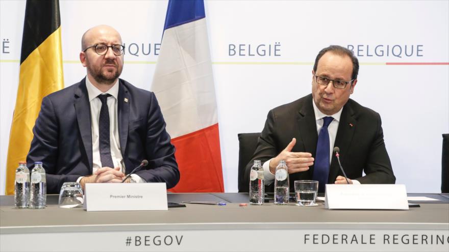 El presidente francés, Francois Hollande (dcha.), ofrece una conferencia de prensa junto al primer ministro belga, Charles Michel, en Bruselas, Bélgica, 18 de marzo de 2016.