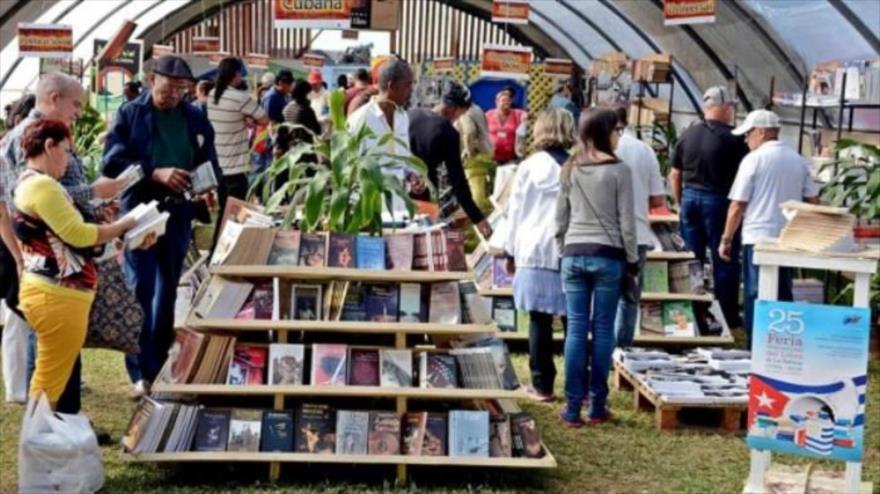 Los visitantes durante la 25ª Feria Internacional del Libro en La Habana, Cuba.