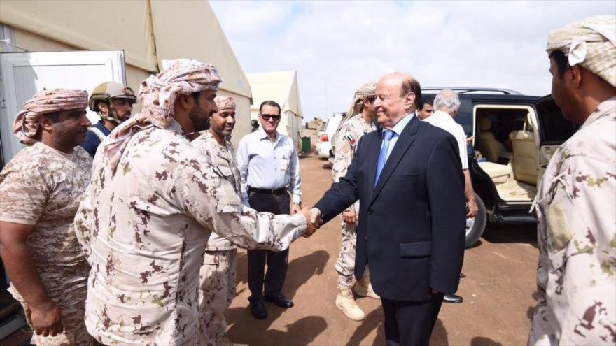 El expresidente fugitivo yemení, Abdur Rabu Mansur Hadi, visita a un grupo de fuerzas emiratíes en Adén (sur).