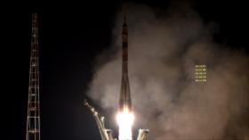 Soyuz llega a EEI con dos cosmonautas rusos y un estadounidense 