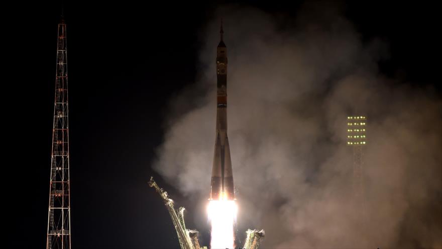 El cohete ruso Soyuz despega desde la plataforma ubicada en Baikonur, en Kazajistán, 18 de marzo de 2016.