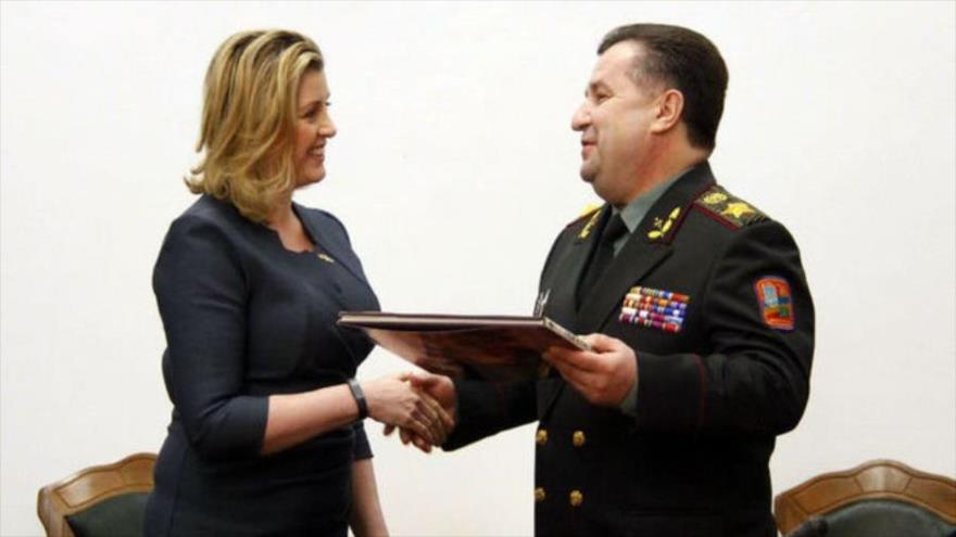 La ministra británica de las Fuerzas Armadas, Penny Mordaunt (izda.), y el ministro de Defensa ucraniano, Stepan Poltorak, durante la firma de un acuerdo de cooperación en defensa en Kiev (capital ucraniana), 17 de marzo de 2016.