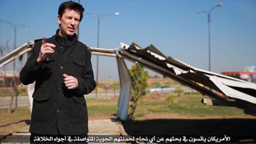 Esta imagen, congelada de un video propagandístico publicado el 19 de marzo de 2016 en Internet por una agencia de noticias afiliada al grupo terrorista EIIL (Daesh, en árabe), muestra al periodista británico John Cantlie, retenido por la banda desde 2012, que dice estar en Mosul, Irak.