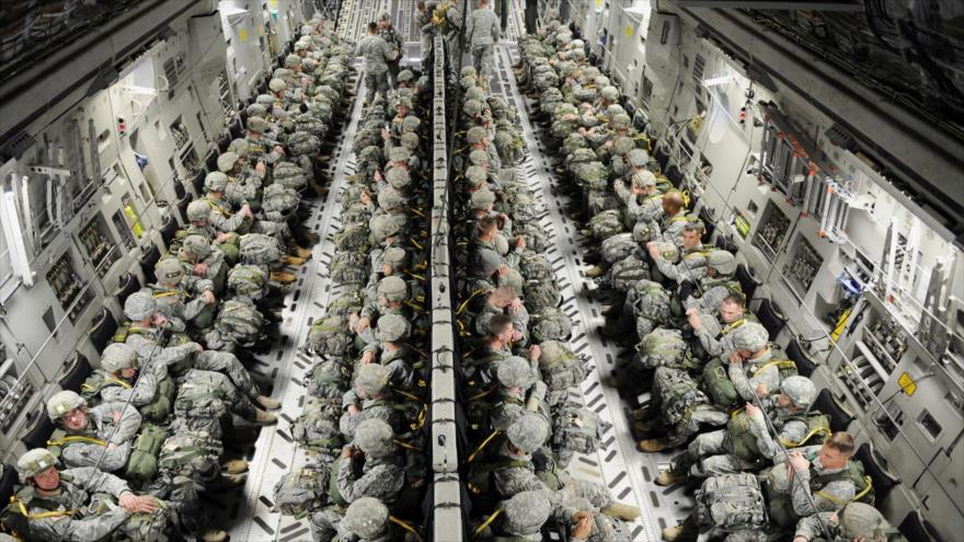 Soldados estadounidenses durante un vuelo de transporte militar.