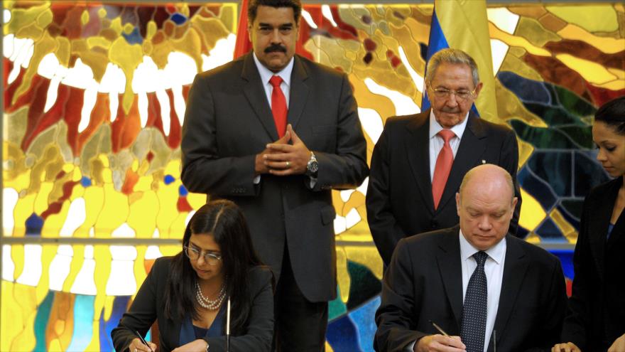 El ministro de Exteriores de Cuba, Rodrigo Malmierca (abajo drcha.) y su par venezolana, Delcy Rodríguez (abajo izda.), firman el documento Final de la XVI Reunión de la la Comisión Mixta Cuba-Venezuela en La Habana (capital de Cuba), 18 de marzo del 2016.