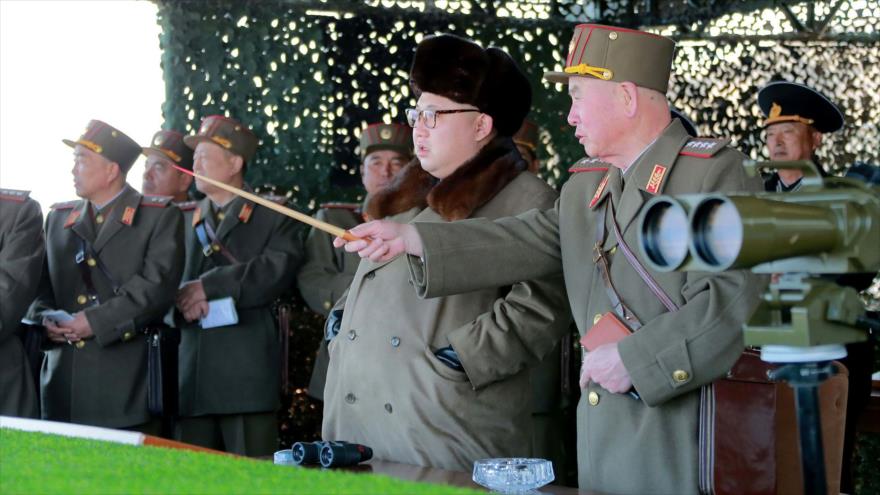 El líder norcoreano, Kim Jong-un, junto a los militares del Ejército Popular de Corea del Norte.