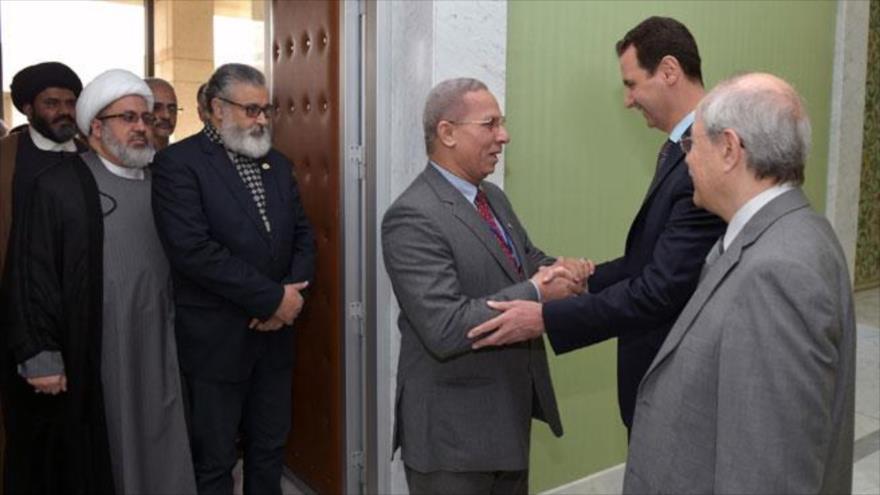 El presidente de Siria, Bashar al-Asad, recibe a los miembros del ‘Foro de la Alianza Árabe y Musulmana de Apoyo a la Opción de la Resistencia’ en la capital siria de Damasco, 20 de marzo de 2016.